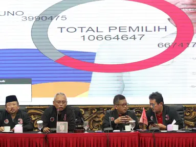 Kepala Badan Saksi Pemilu Nasional PDI-P, Arif Wibowo (kedua kiri) memberi keterangan terkait perolehan suara pada Pemilu 2019 di Jakarta, Jumat (19/4). BSPN PDI-P merilis data livecount perolehan suara Pileg serta Pilpres 2019 berdasar data C1 yang terverifikasi. (Liputan6.com/Helmi Fithriansyah)
