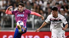 Penyerang Juventus, Dusan Vlahovic berebut bola dengan bek Salernitana Flavius ​​Daniliuc pada pekan keenam Liga Italia Serie A musim 2022/2023 di Allianz Stadium, Senin (12/8/2022) dini hari WIB.  Juventus harus puas hanya bermain imbang 2-2 kala menjamu Salernitana. (Fabio Ferrari/LaPresse via AP)