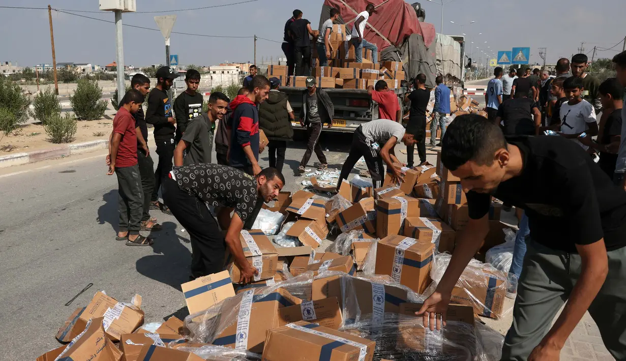 Truk bantuan kemanusiaan tersebut dibongkar sebelum tiba di lokasi pusat pengungsian. (MOHAMMED ABED/AFP)
