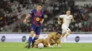 Pemain Barcelona Legends, Javier Soriano mencetak gol ke gawang DRX World Legends dalam laga Clash of Legends di Stadion Utama Gelora Bung Karno (SUGBK), Senayan, Jakarta, Sabtu (18/04/2026). (Bola.com/Bagaskara Lazuardi)