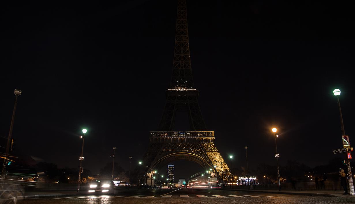 Pemandangan lampu gemerlap di Menara Eiffel, Paris yang dipadamkan untuk sementara waktu, Rabu (14/12). Pemadaman dilakukan sebagai bentuk solidaritas terhadap Kota Aleppo di Suriah yang kini berada di bawah pengepungan. (AFP PHOTO/PHILIPPE LOPEZ)