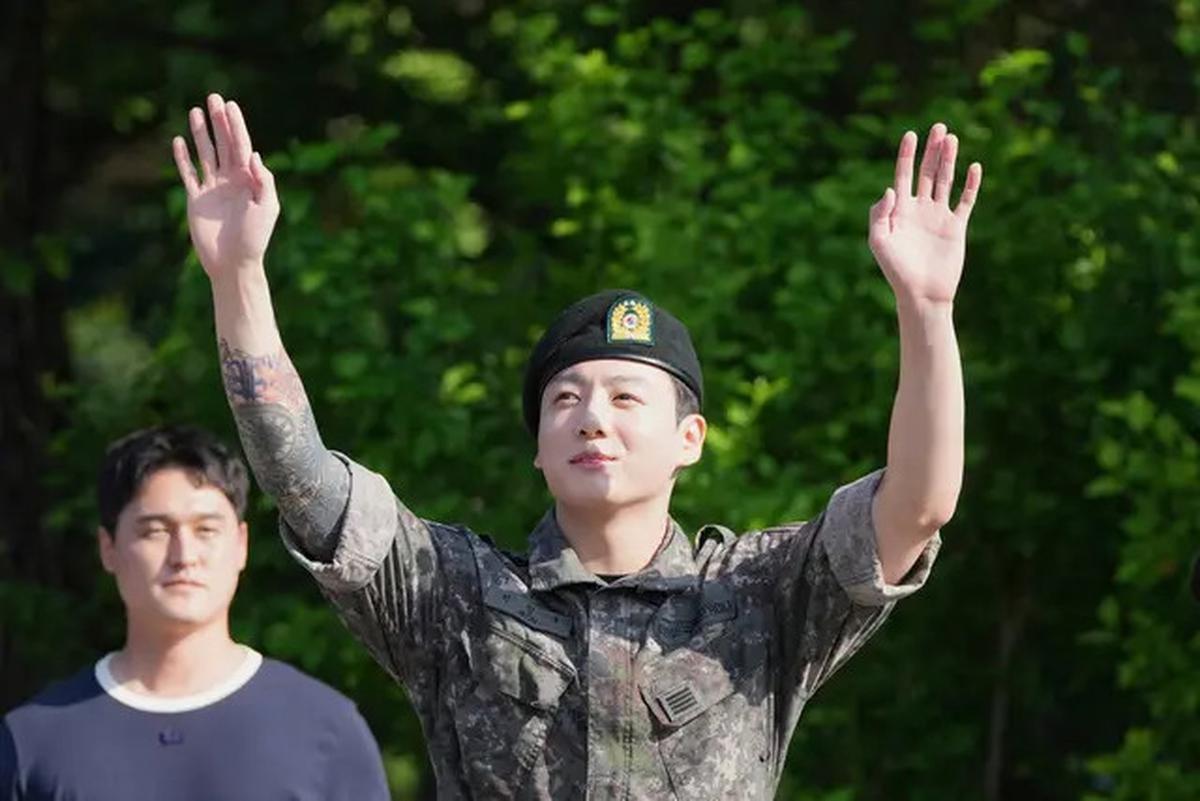 6 Potret Kemeriahan Lulusnya Jungkook - Jimin BTS dari Wamil, ARMY Beri Sambutan Hangat