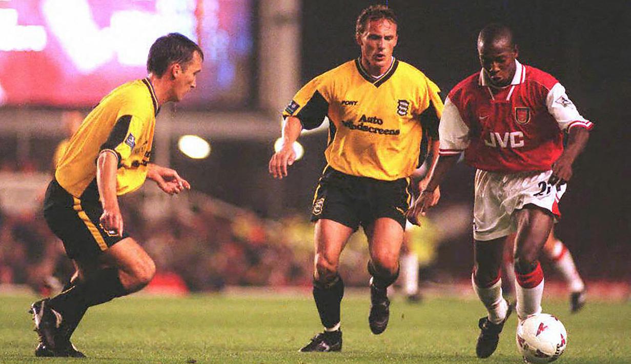 Luis Boa Morte. Sayap kiri Portugal yang kini berusia 44 tahun dan telah pensiun pada Januari 2013 bersama Chesterfield ini terlebih dahulu membela Arsenal selama 2 musim mulai 1997/1998 hingga 1998/1999 dan total tampil dalam 36 laga di semua ajang dengan torehan 4 gol dan 2 assist. Sementara Fulham dibelanya selama 6,5 musim mulai 2000/2001 hingga tengah musim 2006/2007. Di musim pertamanya ia hanya berstatus pinjaman dari Southampton yang akhirnya dipermanenkan di musim berikutnya. Bersama Fulham ia total tampil dalam 250 laga di semua ajang dengan torehan 54 gol dan 19 assist. Saat ini ia menjabat sebagai asisten pelatih Fulham sejak awal musim 2021/2022. (AFP/Sean Dempsey)