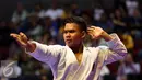Karateka Jawa Barat, Rahmad saat berlaga di final Kata Putra Perorangan PON XIX di GOR Sabuga, Bandung, Minggu (18/9). Rahmad berhasil meraih emas setelah unggul atas karateka Jambi, Erlando Stevano. (Liputan6.com/Helmi Fithriansyah)