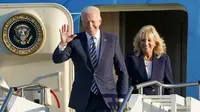 Presiden Joe Biden dan Ibu Negara Jill Biden tiba dengan pesawat Air Force One di RAF Mildenhall, Inggris, 9 Juni 2021 untuk menghadiri KTT G7. (Joe Giddens/Pool melalui AP)