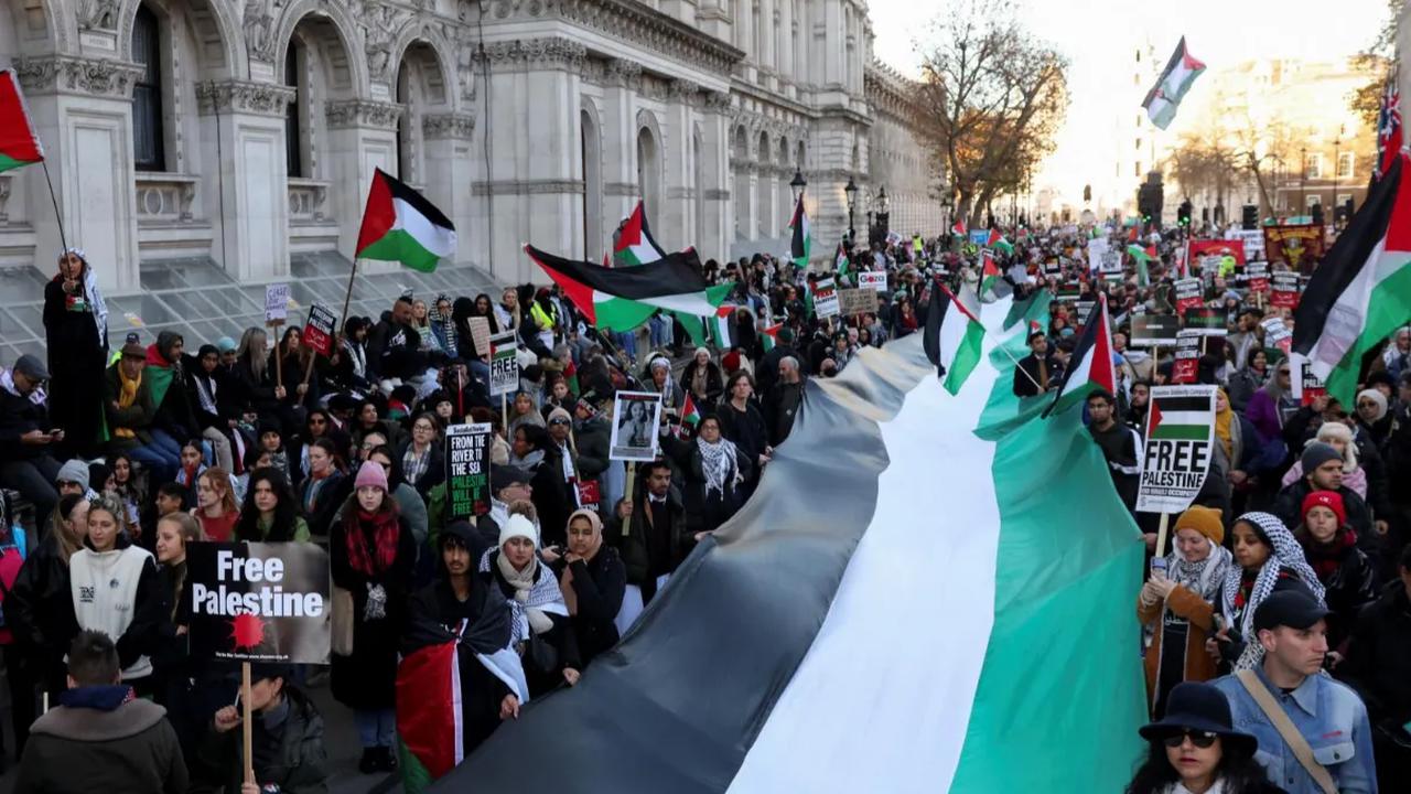 Puluhan ribu pengunjuk rasa pro-Palestina berbaris memadati jalanan di pusat kota London. Selama beraksi, mereka menyerukan gencatan senjata permanen di Jalur Gaza.<br>