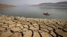Seorang kayaker memancing di Danau Oroville saat ketinggian air masih rendah akibat kondisi kekeringan yang terus berlanjut di Oroville, California, Minggu (228/2021). Kekeringan ekstrem di California telah membuat ketinggian air di danau tersebut terus menurun. (AP Photo/Ethan Swope)