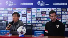 Pelatih Timnas Indonesia, Shin Tae-yong, terlihat enjoy menjelang memimpin timnya untuk melawan Timnas Arab Saudi dalam lanjutan putaran ketiga Kualifikasi Piala Dunia 2026 Zona Asia. Dalam konferensi pers di Stadion Utama Gelora Bung Karno (SUGBK), Jakarta Pusat, pada Senin (18/11/2024) malam WIB, Shin Tae-yong beberapa kali melempar senyuman. (Bola.com/M Iqbal Ichsan)