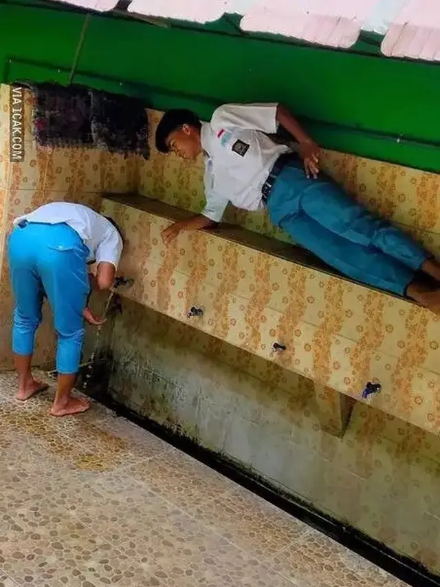 6 Aksi Murid Cowok Kelewat Absurd Ini Enggak Habis Pikir, Kocak