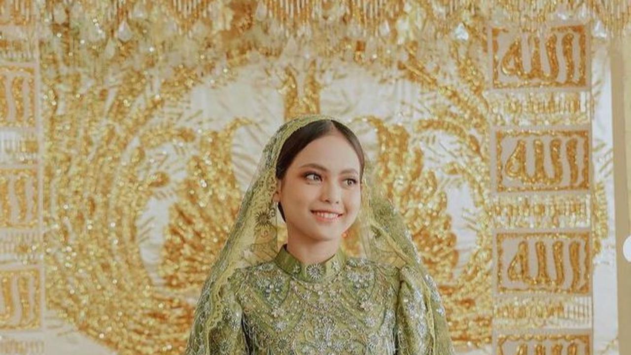 Prosesi pengajian pernikahan yang digelar keluarga Putri didominasi warna hijau dan emas. Hijau menjadi pilihan warna untuk seragam keluarga, sedangkan emas dipakai sebagai dekorasi lokasi digelarnya acara.