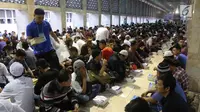Panitia membagikan paket makanan kepada jemaah yang ingin buka puasa di Masjid Istiqlal, Jakarta, Kamis (17/5). Anggaran untuk menyiapkan takjil gratis selama Ramadan di Istiqlal mencapai sekitar Rp 2,5 miliar. (Liputan6.com/Arya Manggala)