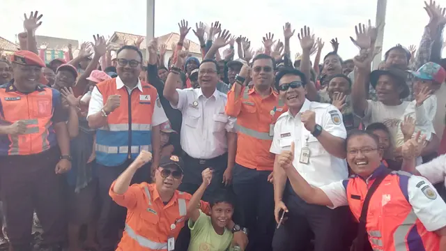 Dirut PT KAI Edi Sukmoro bersama jajaran direksi dan puluhan warga Garut saat melakukan pengecekan jalur di Stasiun Wanaraja
