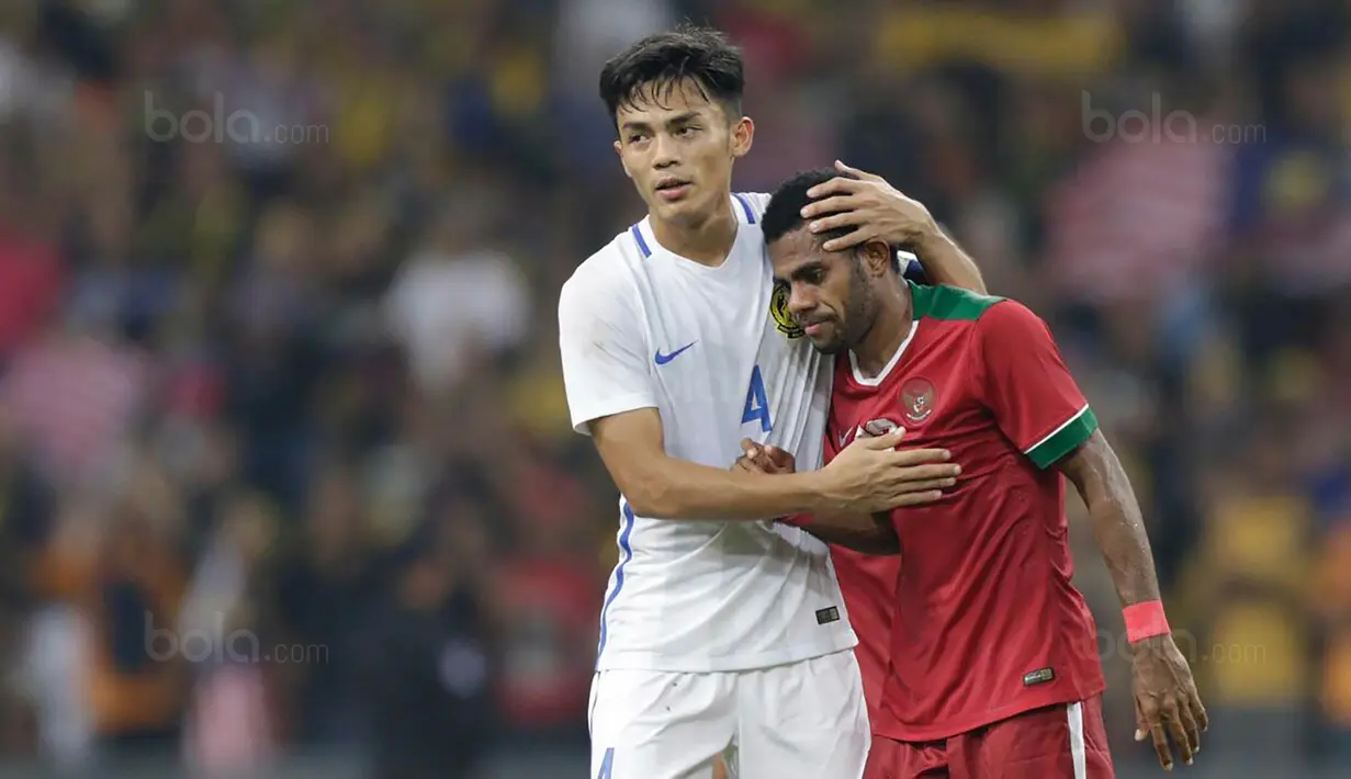 Pemain Malaysia berusaha menenangkan pemain Indonesia, Yabes Roni, usai takluk dari Malaysia pada laga semifinal Sea Games 2017 di Stadion Shah Alam, Selangor, Sabtu (26/8/2017). Malaysia menang 1-0 atas Indonesia. (Bola.com/Vitalis Yogi Trisna)