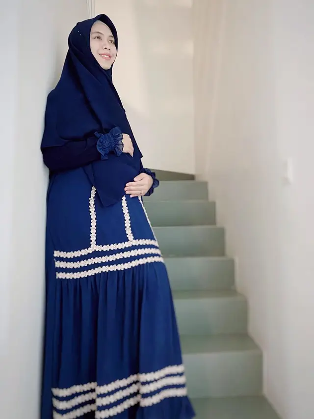 Hamil Anak Ke-4, Ini 6 Potret Oki Setiana Dewi Pamer Baby Bump