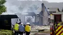 Petugas pemadam kebakaran dan tim SAR berada di lokasi jatuhnya sebuah pesawat kecil jatuh di Santee, California, Senin (11/10/2021). Pesawat Cessna bermesin ganda C340 itu sedang menuju ke Yuma, Arizona, dari Montgomery Field di San Diego. (AP Photo/Gregory Bull)