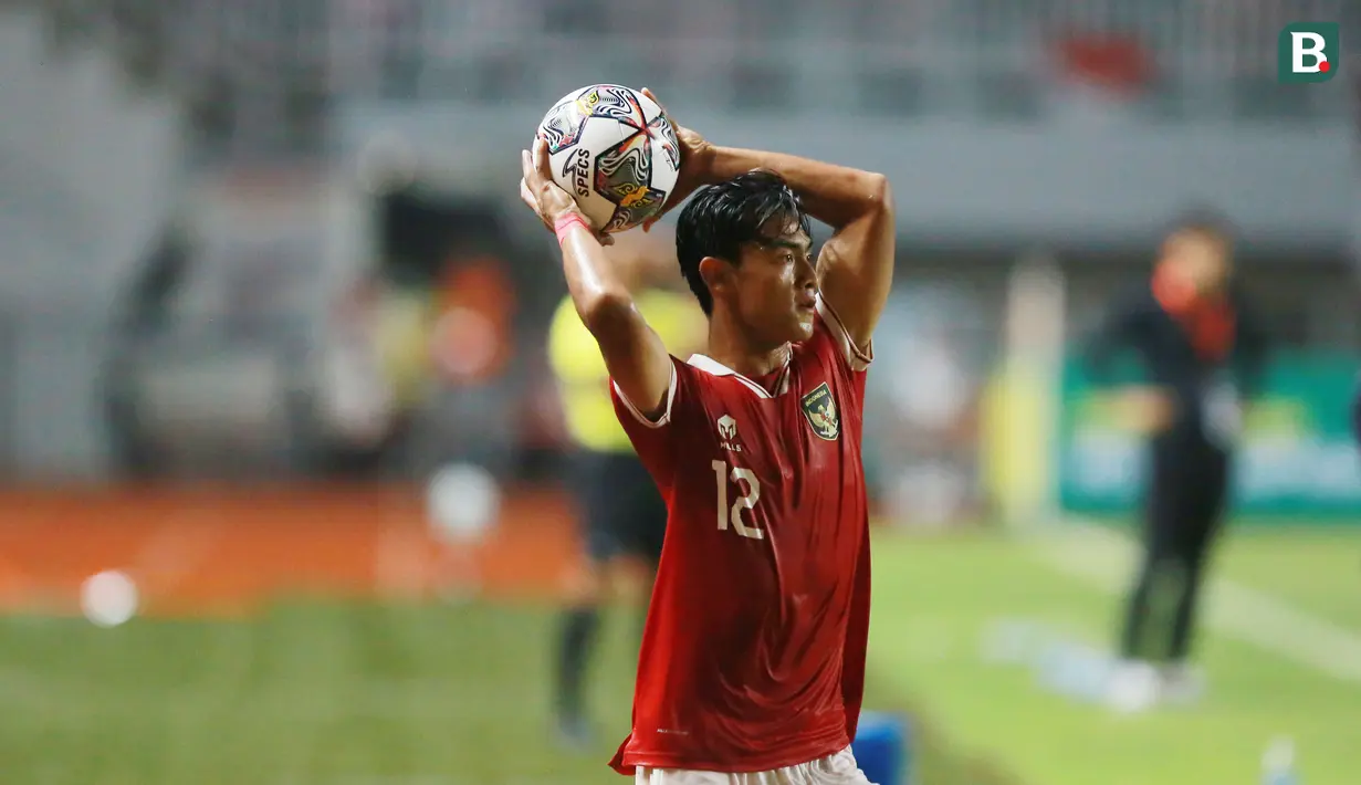 Teranyar umpan maut Pratama Arhan memakan korban kala Timnas Indonesia melawan Curacao. Pemain Tokyo Verdy itu melakukan lemparan jarak jauh yang jitu dan mampu disambut baik dengan sundulan oleh Fachruddin Aryanto hingga berujung gol ke gawang lawan. (Bola.com/M iqbal Ichsan)
