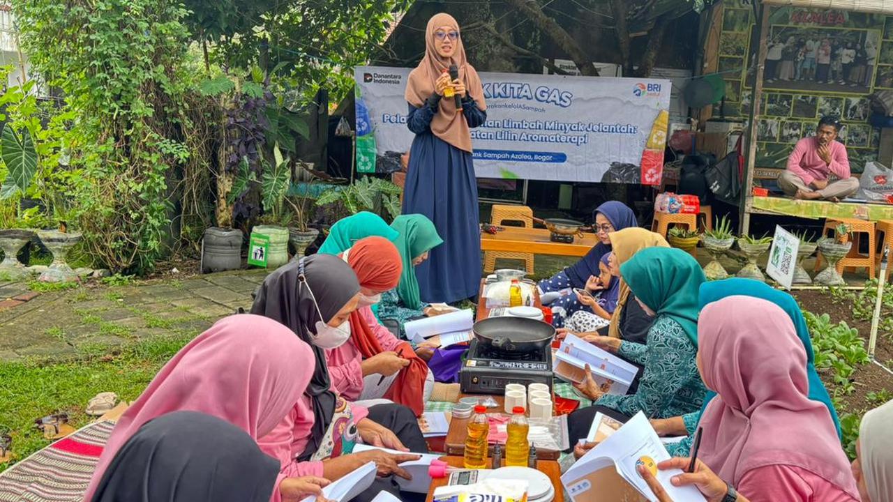 FOTO: Jaga Ekosistem Lingkungan, BRI Peduli Beri Pelatihan Pengolahan Limbah Minyak Jelantah di Bank Sampah Bogor