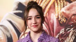 Marlow Barkley berpose saat menghadiri pemutaran perdana film Netflix "Slumberland" di AMC Century City di Century City, California pada 9 November 2022. Marlow Barkley tampil cantik dengan kebaya ungu berkilau dan rok yang serasi. (AUDE GUERRUCCI/AFP)