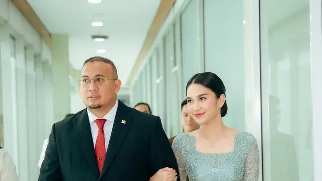 Potret 6 Artis Dampingi Ayah di Acara Pelantikan, Asila Maisa Tampil Memesona