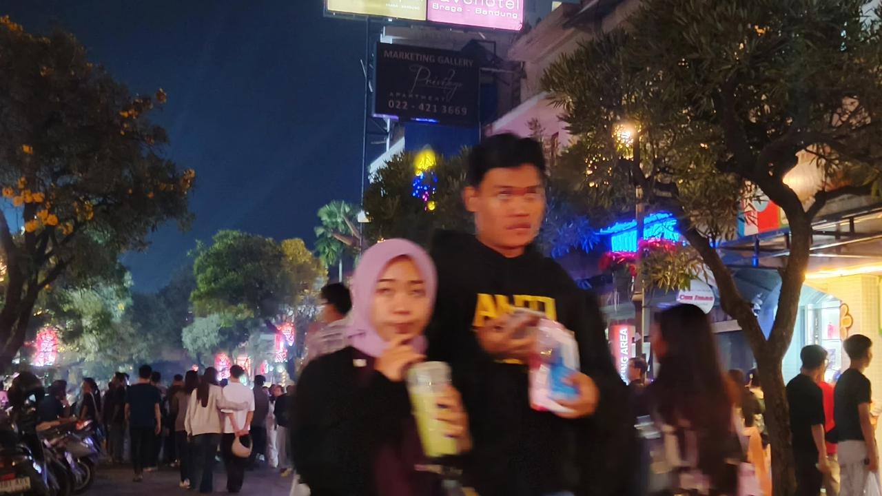 Warga Bandung di Jalan Braga Rayakan Malam Tahun Baru