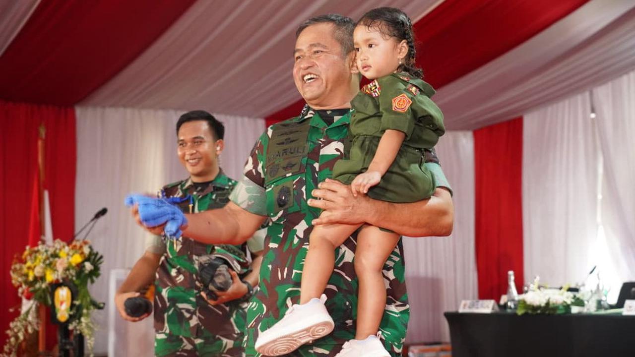 FOTO: Momen Penuh Keakraban Kasad Jenderal Maruli Bersama Anak-Anak Prajurit TNI AD