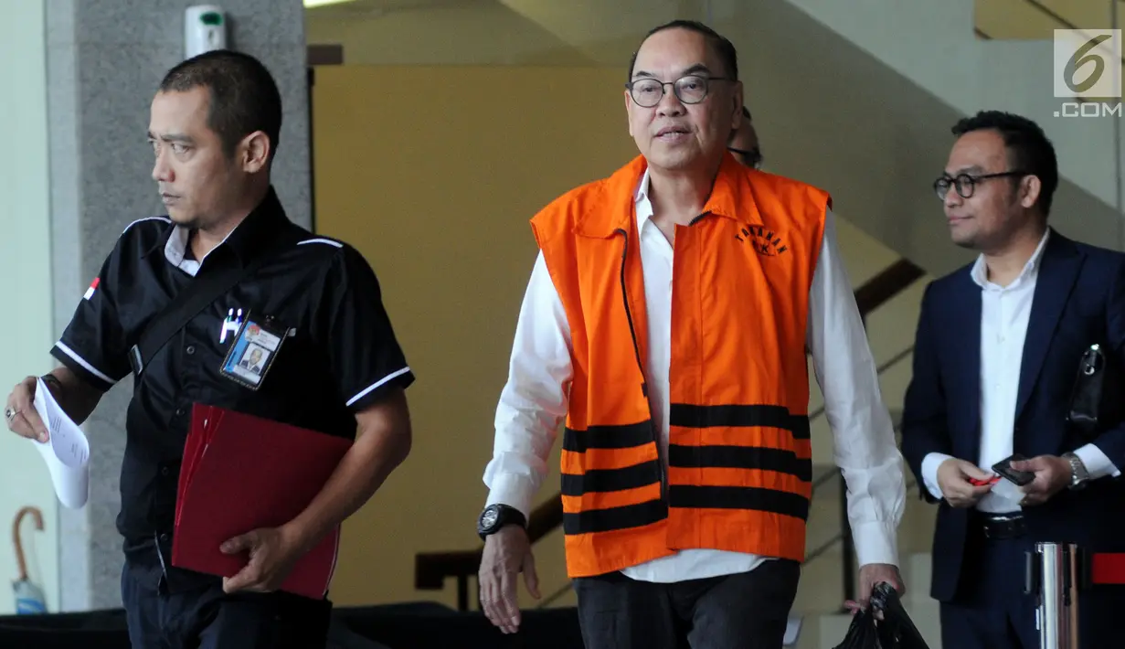 Pemegang saham Blackgold Natural Resources Limited, Johannes Budisutrisno Kotjo usai menjalani pemeriksaan di Gedung KPK, Jakarta, Senin (10/9). Johannes diperiksa sebagai tersangka. (Merdeka.com/Dwi Narwoko)