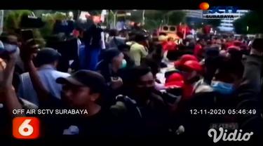 Ada pemandangan yang tidak biasa saat unjuk rasa di Gedung Negara Grahadi, Surabaya. Wali Kota Surabaya Tri Rismaharini memunguti sampah-sampah, yang berserakan di tengah kerumunan mahasiswa dan pedemo tolak UU Cipta Kerja.