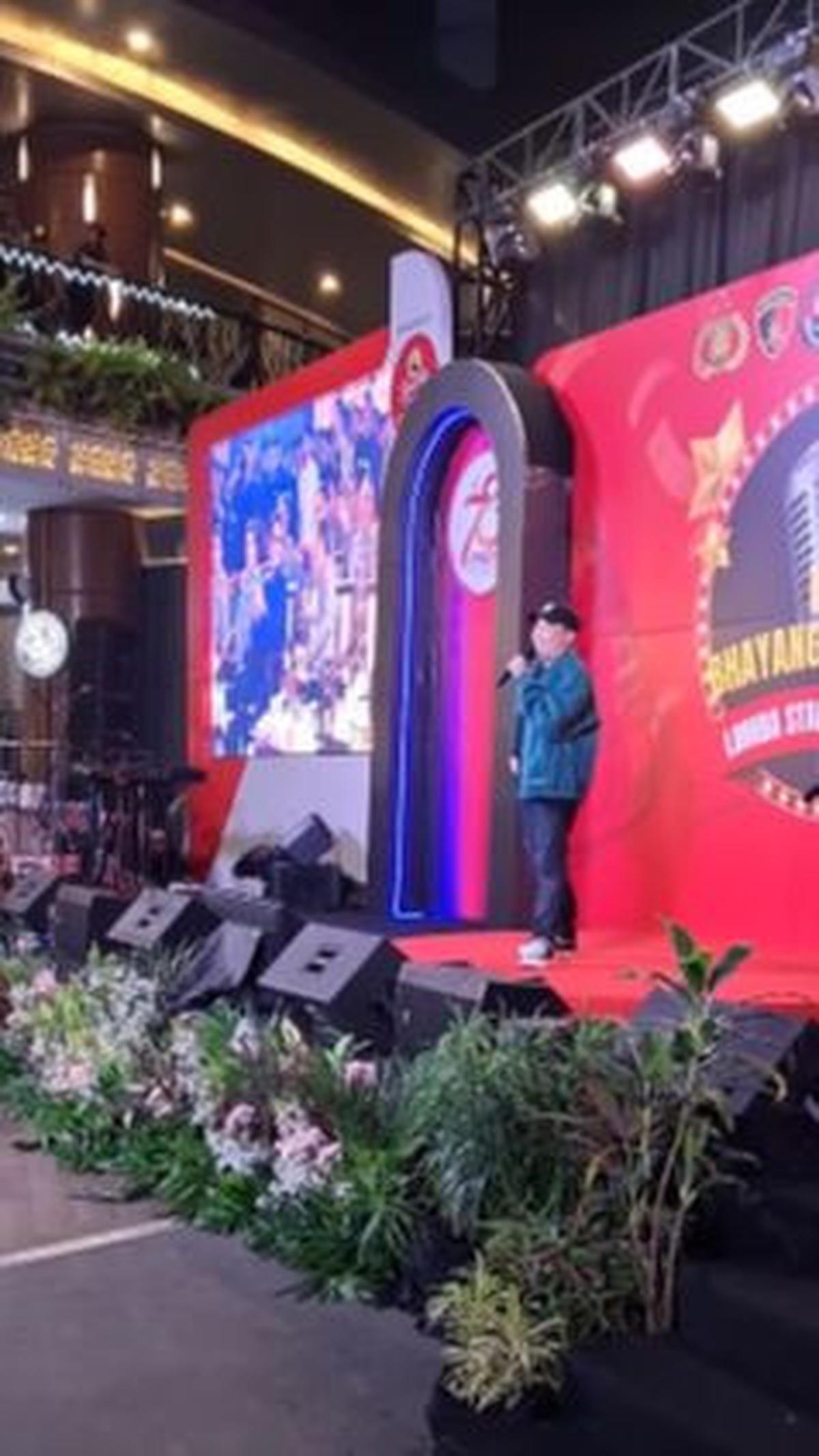 "Eh ada idolaku nih Bapak Wakapolri. Tepuk tangan dong," ujarnya. <br>
