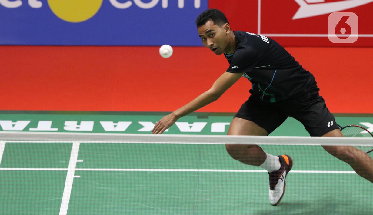 Pebulutangkis Indonesia, Tommy Sugiarto berusaha mengejar kok saat babak kedua tunggal putra Indonesia Masters 2020 melawan Anthony Sinisuka Ginting di Istora GBK, Jakarta, Kamis (16/1/2020). Anthony Sinisuka Ginting unggul 21-16 21-15 dan melaju ke perempat final. (Liputan6.com/Helmi Fithriansyah)
