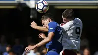 Pemain Chelsea, Andreas Christensen (kiri) berduel dengan pemain Burnley, Sam Vokes pada laga perdana Premier League di Stamford Bridge, (12/8/2017). Chelsea kalah 2-3. (AFP/Ian Kington)