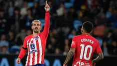 Penyerang Atletico Madrid #07 Antoine Griezmann berselebrasi dengan Angel Correa setelah mencetak gol kedua timnya ke gawang Celta Vigo pada pekan kesepuluh La Liga Spanyol 2023/2024 di Stadion Balaídos, Minggu (22/10/2023) dini hari WIB. (MIGUEL RIOPA / AFP)