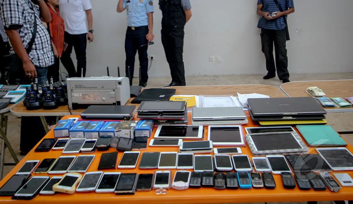 Polisi mengamanakn sejumlah ponsel dan laptop di kawasan Cilandak Timur, Jakarta, Kamis (7/5/2015).  Ponsel dan laptop ini diduga digunakan untuk aksi penipuan dengan modus cyber crime WNA asal Tiongkok (Liputan6.com/Faizal Fanani)