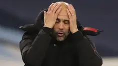 Pelatih Manchester City, Pep Guardiola, tampak kecewa usai timnya ditahan imbang West Brom pada laga lanjutan Liga Inggris di Etihad Stadium, Rabu (16/12/2020). Manchester City imbang melawan West Brom. (AFP/ Martin Rickett/pool)