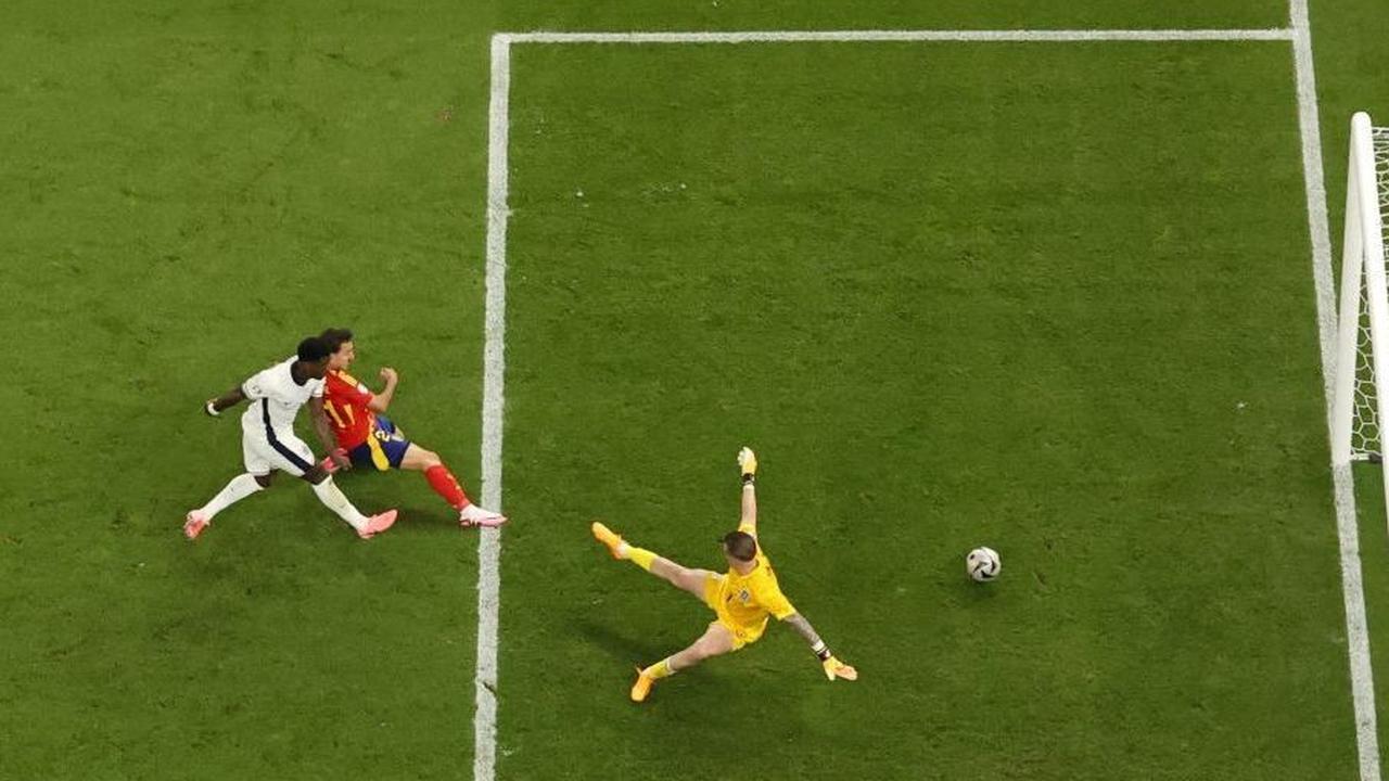 Gol ini berawal dari umpan krosing rendah yang dikirimkan oleh Marc Cucurella dari sisi kiri lapangan. Oyarzabal yang berada di posisi yang tepat langsung menyontek bola ke dalam gawang Inggris, membuat Spanyol unggul dengan skor 2-1. Foto: Reuters<br>