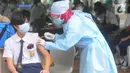Paramedis memberikan suntikan vaksinasi kepada murid SMP di SMPN 11, Serpong, Tangerang Selatan, Rabu (14/072021). Dinas Kesehatan Tangerang Selatan menggelar vaksinasi COVID-19 perdana, Rabu (14/7/2021) dengan  menargetkan 1.000 pelajar. (merdeka.com/Arie Basuki)