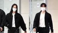 Sebelum syuting drama di Thailand, keduanya juga tampil dengan airport fashion yang serasi mengenakan kaus, jaket dan celana hitam.