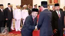 Kepala BNPT yang baru, Irjen Tito Karnavian berjabat tangan dengan Presiden Jokowi usai pelantikan di Istana Negara, Jakarta, Rabu (16/3). Tito dilantik menjadi Kepala BNPT dari jabatan sebelumnya Kapolda Metro Jaya. (Liputan6.com/Faizal Fanani)