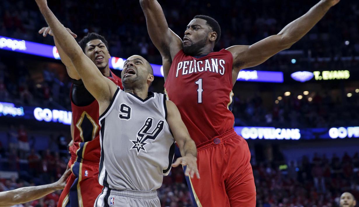 Guard San Antonio Spurs Tony Parker berusaha melakukan lay-up walau dijaga ketat oleh Antony Davis dan Tyreke Evans (New Orleans Pelicans).(AP Photo/Gerald Herbert)
