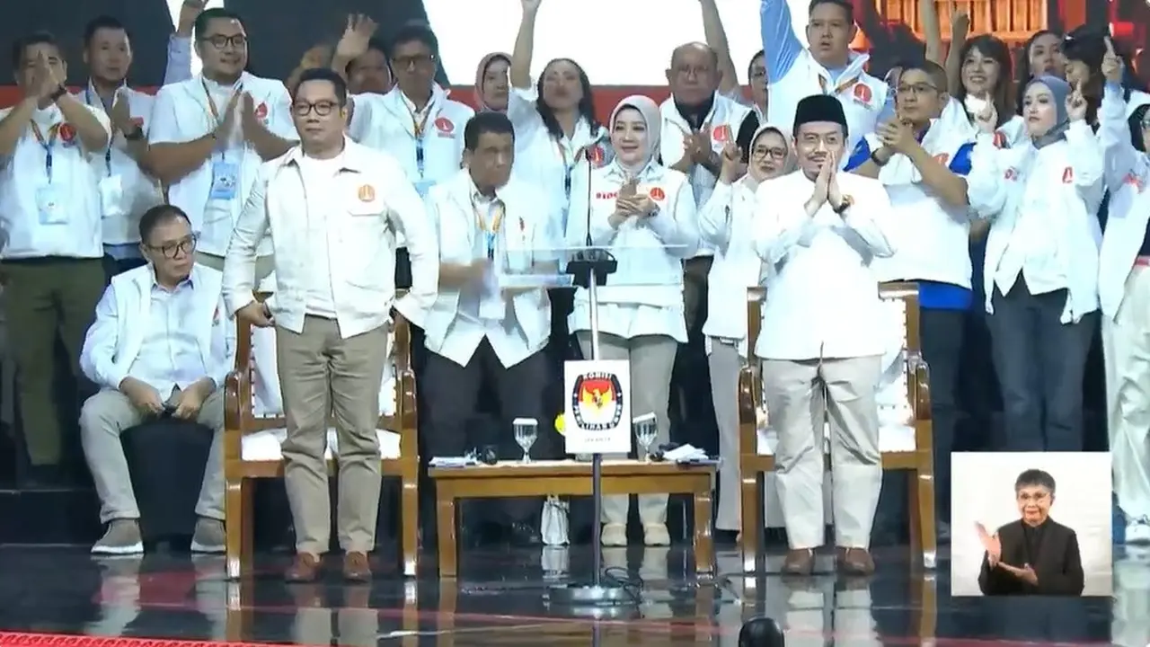 Pasangan calon gubernur dan calon wakil gubernur nomor 1 Ridwan Kamil-Suswono saat debat kedua Pilgub Jakarta 2024.