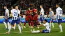 Pemain AS Roma Tammy Abraham (tengah kanan) merayakan dengan rekan satu timnya usai mencetak gol ke gawang HJK Helsinki pada pertandingan sepak bola Grup C Liga Europa di Helsinki, Finlandia, 27 Oktober 2022. AS Roma menang 2-1. (Emmi Korhonen/Lehtikuva/AFP)