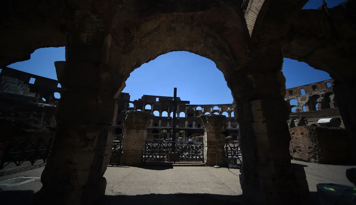 Pandangan menunjukkan monumen Colosseum yang dibuka kembali di Roma, Italia, Senin (1/6/2020). Colosseum, yang merupakan ikon kota Roma dibuka kembali untuk umum pada Senin (1/6), setelah ditutup lebih dari dua bulan, dengan beberapa pembatasan akses bagi pengunjung. (Filippo MONTEFORTE/AFP)