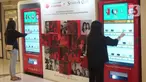Pengunjung membeli masker dari mesin penjual otomatis (vending machine) di Senayan City, Jakarta, Jumat (6/11/2020). Penyediaan dua mesin penjual masker otomatis tersebut bertujuan memudahkan pengunjung untuk dapat membeli masker di dalam mal. (Liputan6.com/Immanuel Antonius)