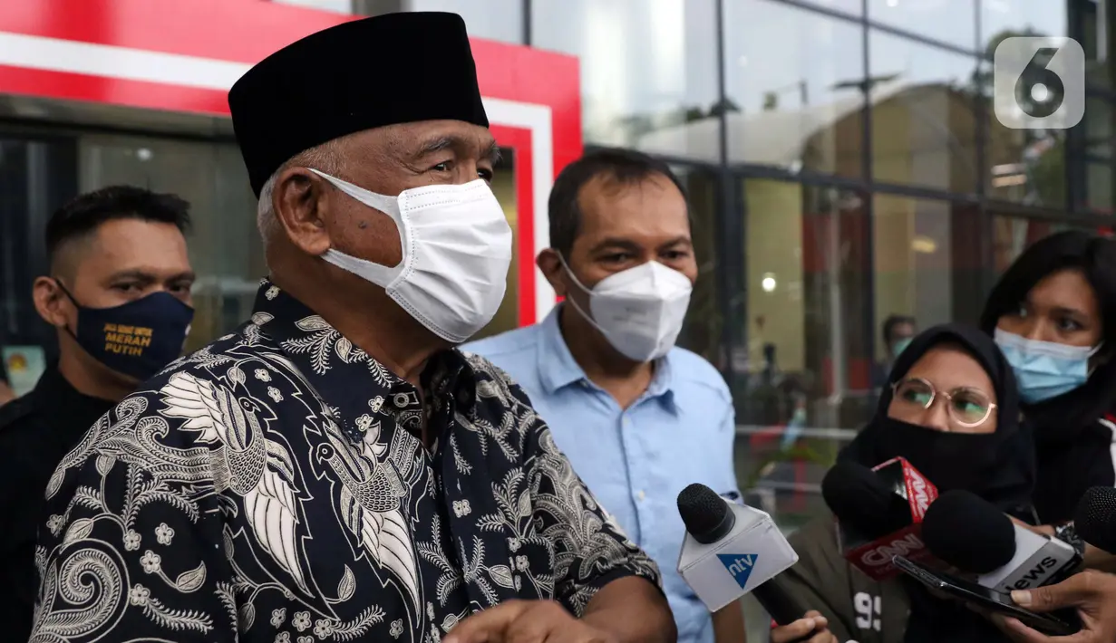 Mantan Ketua KPK, Taufiqurrahman Ruki memberi keterangan sesaat sebelum meninggalkan Gedung Merah Putih KPK, Jakarta, Senin (7/12/2020). Kedatangannya untuk mengikuti diskusi menyusul berlakunya UU No. 19 Tahun 2019 yang menitikberatkan upaya pencegahan korupsi. (Liputan6.com/Helmi Fithriansyah)