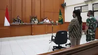 Terdakwa kasus dugaan korupsi dana Tabungan Wajib Perumahan Angkatan Darat (TWP AD), Brigjen TNI Yus Adi Kamrullah dan Ni Putu Purnamasari. Keduanya menghadapi sidang perdana dengan agenda pembacaan dakwaan di Pengadilan Militer Tinggi II Jakarta, Rabu 27 April 2022. (Foto: Dokumentasi Kejaksaan Agung)