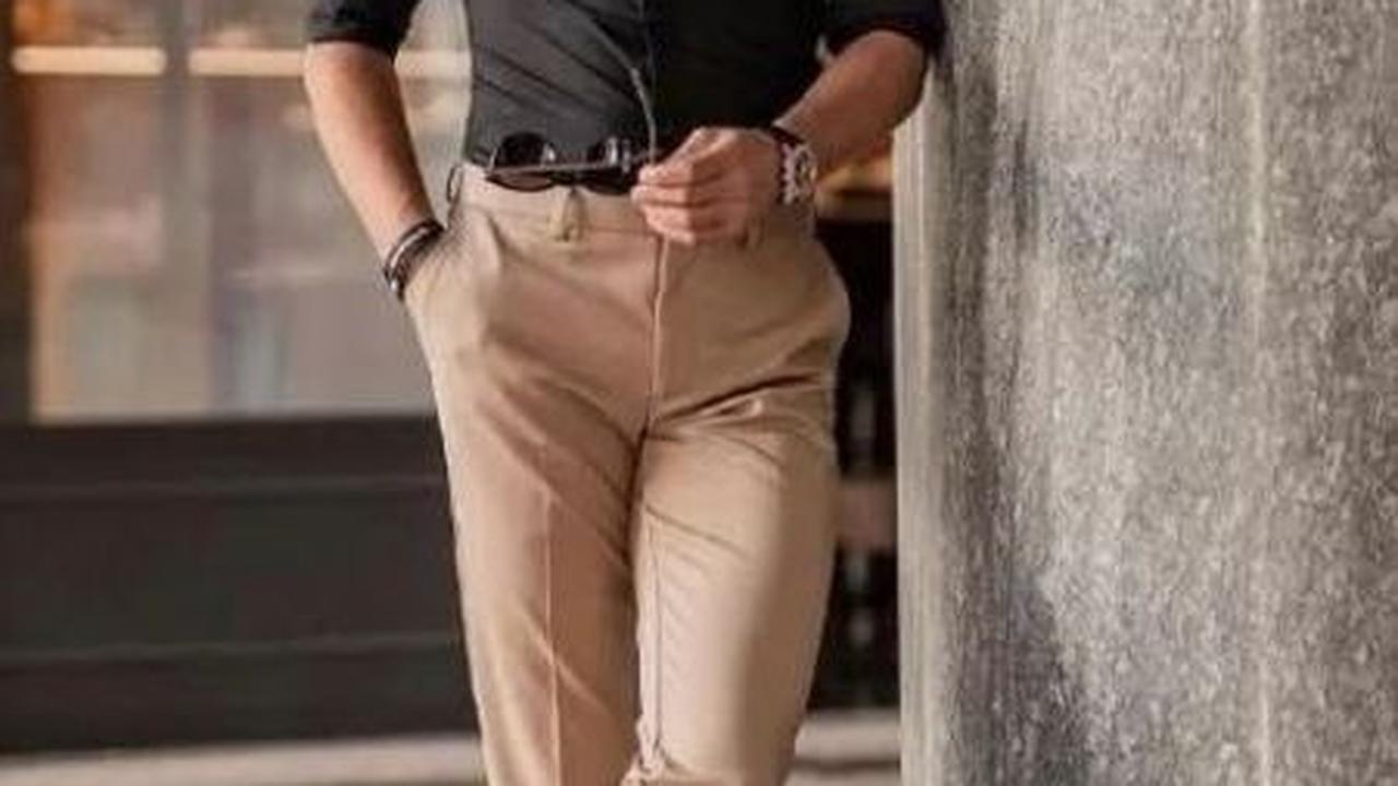 <b>Kombinasi antara Kemeja Hitam dan Celana Chino</b>
