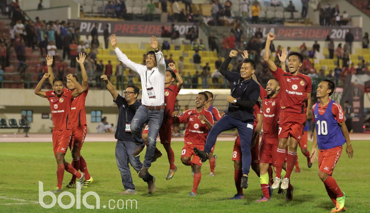 Pemain dan Official Semen Padang merayakan kemenangan atas Bhayangkara FC pada babak delapan besar Piala Presiden 2017 di Stadion Manahan, Solo. Jumat (26/2/2017). (Bola.com/Nicklas Hanoatubun)