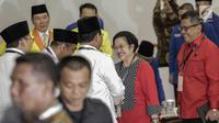 Suasana pertemuan Ketua Umum Gerindra Prabowo Subianto dan Ketua Umum PDI Perjuangan Megawati Soekarnoputri di Ruang Sidang Utama KPU, Jakarta, Minggu (18/2). Sebanyak 14 partai politik lolos menjadi peserta Pemilu 2019. (Liputan6.com/Faizal Fanani)