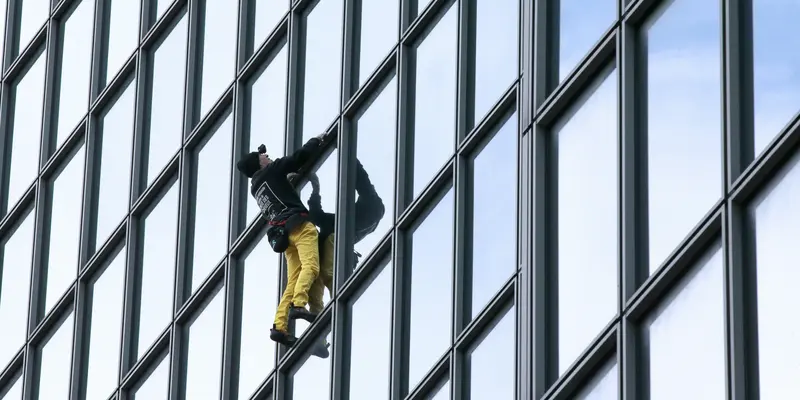 20160321-Aksi Spiderman Prancis Panjat Gedung Tanpa Pengaman-Prancis