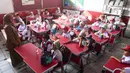 Murid baru kelas satu saat mengikuti pelaksanaan MPLS (Masa Pengenalan Lingkungan Sekolah) di SDN Meruyung, Depok, jawa Barat, Senin, 13 Juli 2007. (KLY/ Arie Basuki)