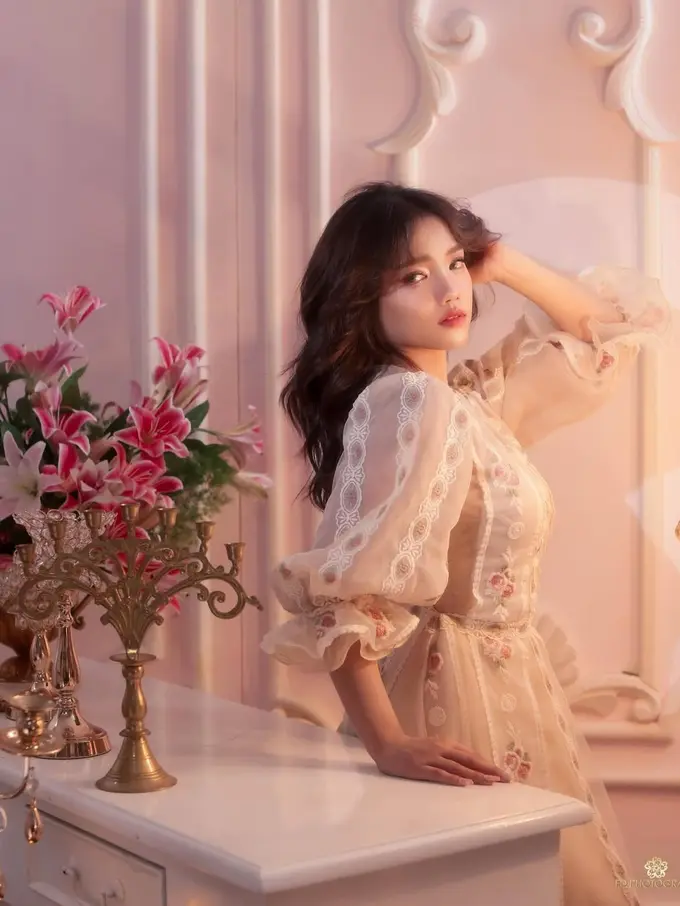 6 Potret Cantik Fuji Utami Bergaya Vintage dengan Messy Hair dan Korean Makeup Look